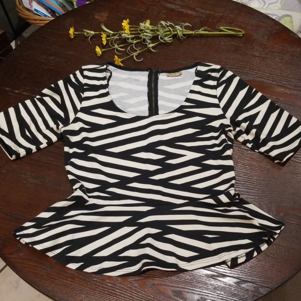 Janette Plus Black & white peplum top w back zip